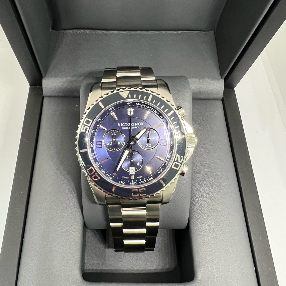 Victorinox - Maverick Chrono , model 241689
New with box and warranty book